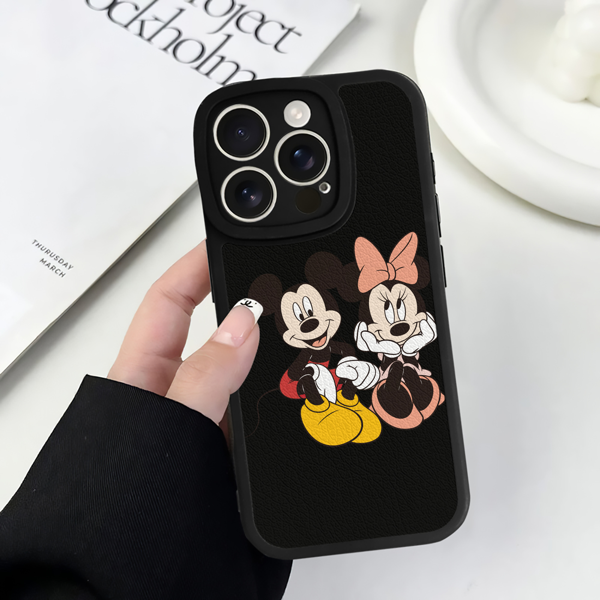 （画像用） ミッキーマウス Mickey Mouse 【iPhone 16シリーズ対応】シリコンスマホケース（レザー調） 材質：シリコン